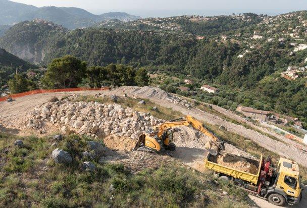 Chantier de terrassement sur les hauteurs de la Côte d'Azur