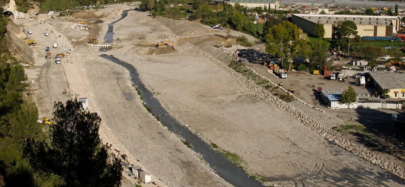 Travaux de terrassement dans le lit du Var